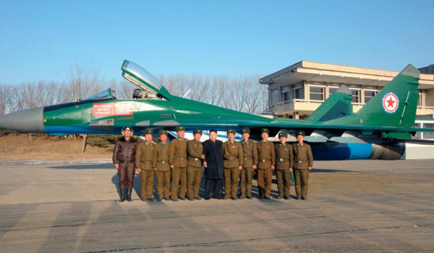 DPRK military personnel in front of a MiG-29 aircraft. Photo: warfor.me