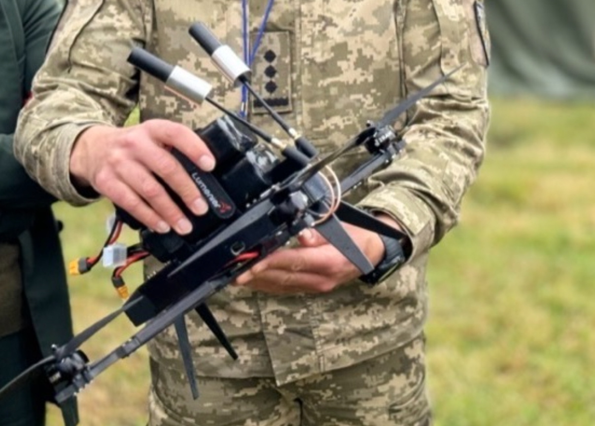 A Ukrainian soldier with a drone equipped with Auterion's Skynode S module.
/p
pPhoto credits: breakingdefense.com