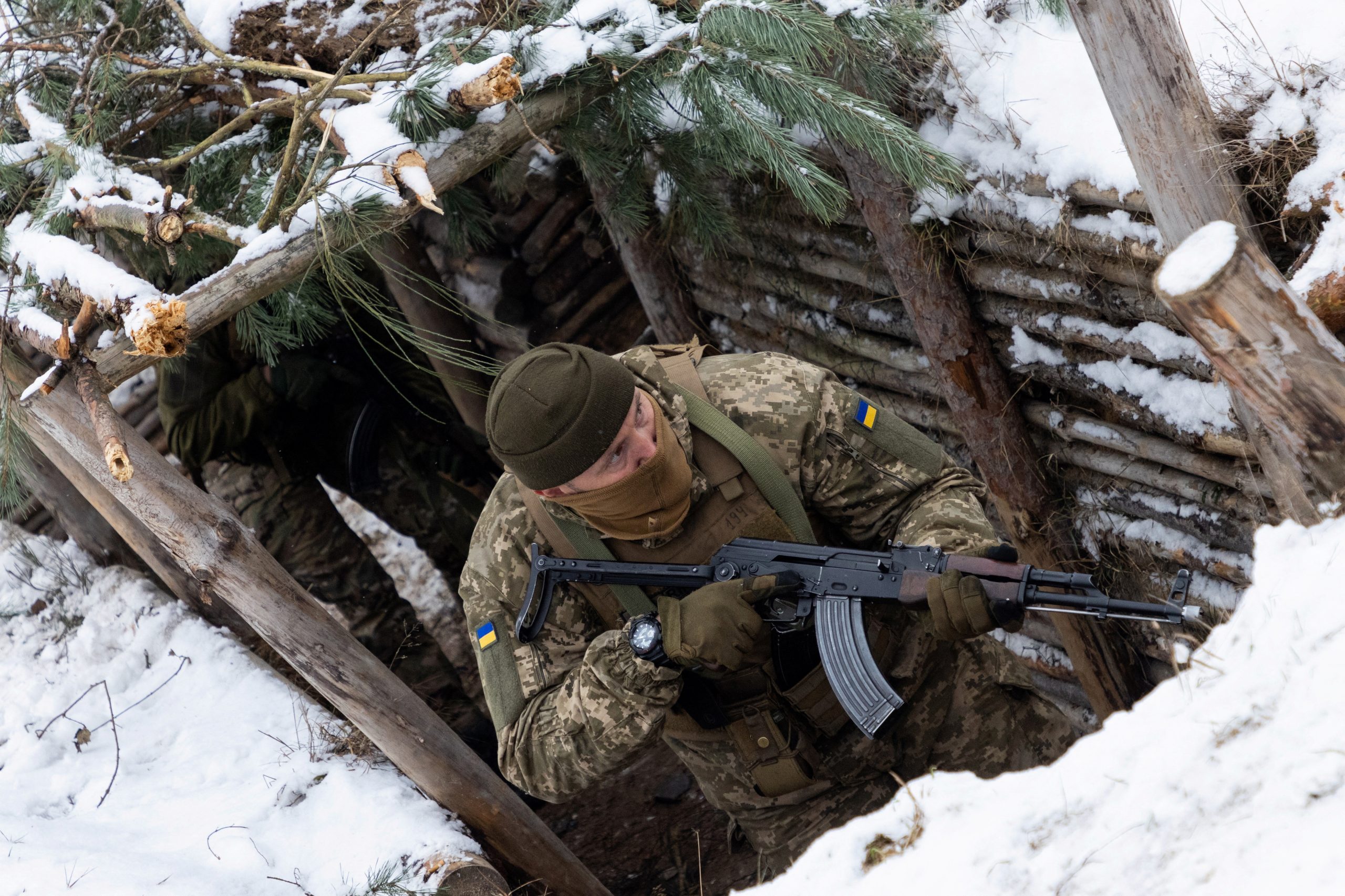 A Ukrainian soldier during a military exercise in Wiedzyn, Poland, December 7, 2023. Photo credits: Kuba Stezycki