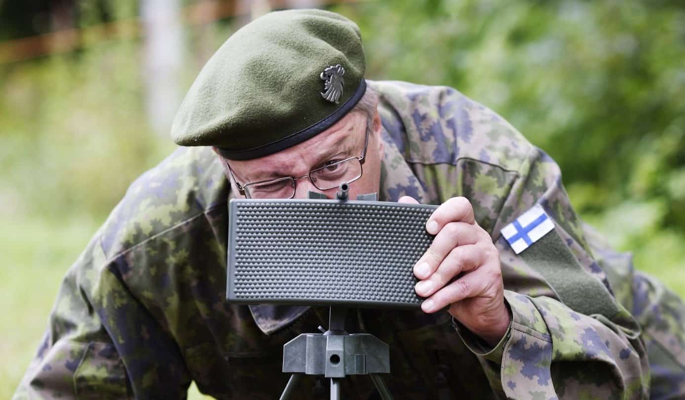 A Finnish soldier with an anti-personnel mine. Source: www.is.fi