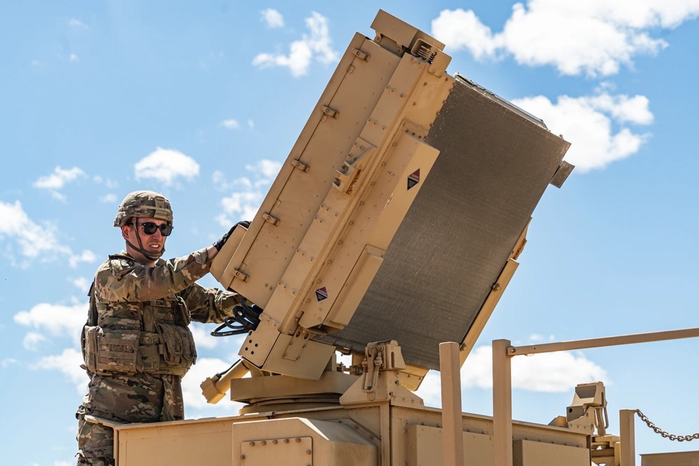 A soldier of the 10th Mountain Division of the US Army adjusts the AN/MPQ 64 Sentinel radar, March 12, 2025. Photo credits: DVIDS