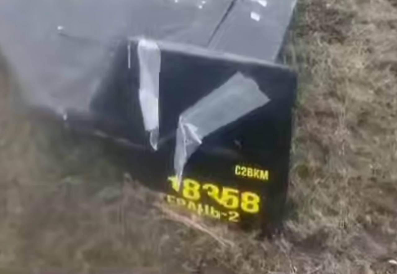 Rosijs`kij dron-kamikadze Geran`-2 (Shahed-136) z bortovim nomerom Y`18358 na teritoriyi Kazaxstanu, 19 bereznya 2025 roku.
/p
pDzherelo: Telegram-kanal
Polkovnik GSH.