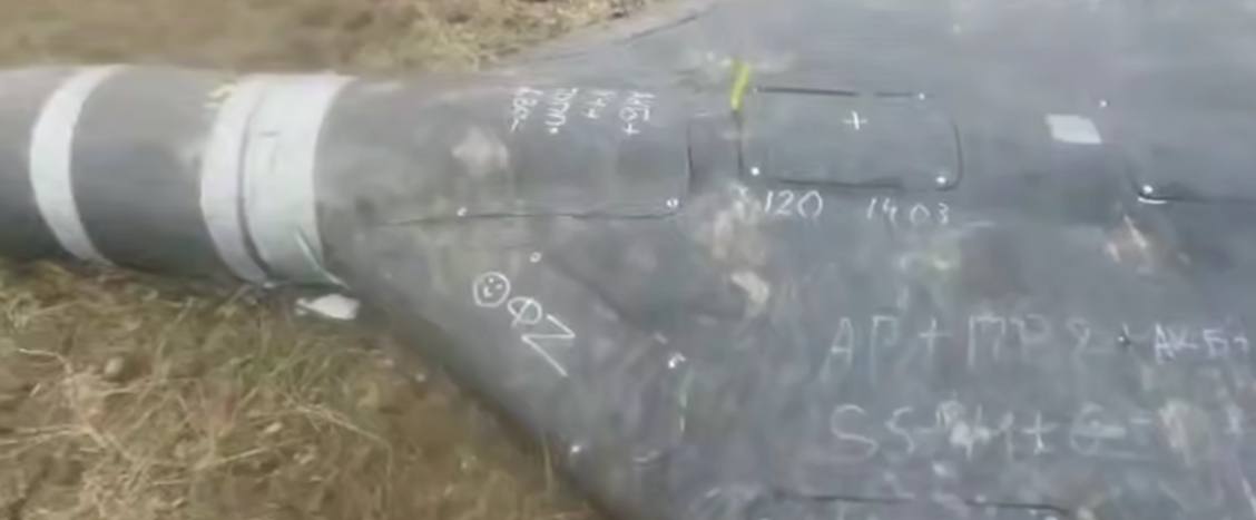 Rosijs`kij dron-kamikadze Geran`-2 (Shahed-136) z bortovim nomerom Y`18358 na teritoriyi Kazaxstanu, 19 bereznya 2025 roku.
/p
pDzherelo: Telegram-kanal
Polkovnik GSH.